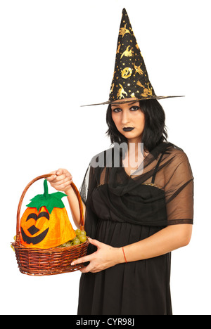 La strega del cestello di contenimento con frutta e zucca hat isolati su sfondo bianco Foto Stock