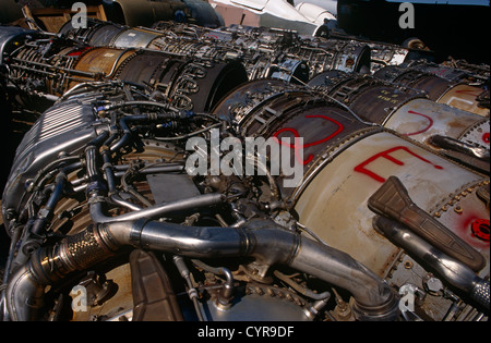 Jet militare fighter motori in attesa di riciclaggio per il valore di rottame nel deserto arido di Davis Monthan facility, Tucson, Arizona. Foto Stock