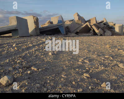 Pila di prefabbricati in calcestruzzo di pannelli di parete utilizzato per la difesa in prossimità della striscia di Gaza da parte israeliana. Northern frontiera Gaza Israele Foto Stock