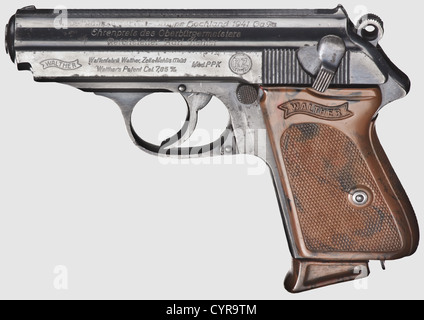 Walther PPK ZM,RZM,premio d'onore per il terreno di attacco sezione SA,7.65 mm cal,n. 266785K.Bright bore.marchio di prova: eagle/'N'.sul lato sinistro dell'iscrizione standard del vetrino scalata e spostata a sinistra,sul lato destro del logo 'RZM' per 'Reichszeugmeisterei'.sulla parte superiore di questa incisione di fabbrica 'kiwettkämpfe der SA - Gruppe Hochland 1941 GAPA / Ehrenpreis des Oberbürgermeisters / Reichsleiter Karl Fiehler'.parti in plastica parzialmente macchiate.finitura in plastica marrone-alta brillantezza Grip panel.Rivista con extension.Comes allume,diritti-aggiuntivi-clearance-non disponibile Foto Stock