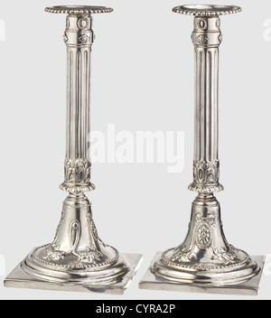 Un paio di candele Empire argento, Augusta, circa 1785 plinti quadrati, i piedi tondi candelabri decorati con ghirlande e fiori in rilievo.alberi a colonna scanalati, prese inserite con bordi bordati.ognuna contrassegnata con il marchio 'ICM' master e il marchio di ispezione Augsburg per gli anni 1785 - 87.le prese di inserimento portano Monaco di accettazione marks.pesantemente puliti, i bordi Dei plinti sono stati risolti in luoghi.altezza di ogni 26.5 cm.peso insieme 897 g.Johann Martin Langenbauer, attivo ad Augusta dal 1747 al 1792.cf.Rosenberg,vol.1,no.diritti aggiuntivi-clearences-non disponibile Foto Stock