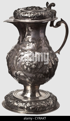 Una piccola caraffa in argento, Augusta, circa 1690 UNA caraffa a pera con coperchio incernierato e manico a forma di volute. Corpo, base e coperchio sono decorati sontuosamente con vite e fiori goffrati e scalpellati. Ogni parte è contrassegnata con il Pyr di Augusta e il marchio del maestro 'AG', presumibilmente per il Maestro Adolf GAAP, attivo tra il 1664 e il 1695. Contrassegno di Assayer sul fondo della base. Altezza 19 cm. Peso 463 g, storico, storico, 17 ° secolo, artigianato, artigianato, artigianato, oggetti, oggetti, fermi, clipping, ritaglio, ritaglio, ritaglio, ritaglio, vaso, navi, diritti aggiuntivi-clearences-non disponibile Foto Stock