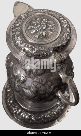 Una piccola caraffa in argento, Augusta, circa 1690 UNA caraffa a pera con coperchio incernierato e manico a forma di volute. Corpo, base e coperchio sono decorati sontuosamente con vite e fiori goffrati e scalpellati. Ogni parte è contrassegnata con il Pyr di Augusta e il marchio del maestro 'AG', presumibilmente per il Maestro Adolf GAAP, attivo tra il 1664 e il 1695. Contrassegno di Assayer sul fondo della base. Altezza 19 cm. Peso 463 g, storico, storico, 17 ° secolo, artigianato, artigianato, artigianato, oggetti, oggetti, fermi, clipping, ritaglio, ritaglio, ritaglio, ritaglio, vaso, navi, diritti aggiuntivi-clearences-non disponibile Foto Stock