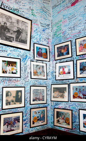 Il più popolare ristorante a La Havana. Numerosi artisti e personaggi famosi erano assidui frequentatori della Bodeguita. Foto Stock