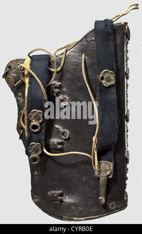 Un chiver ricamato mongolo, corpo in pelle cucita del 18 ° / 19 ° secolo con un fondo in legno intagliato. Applicazioni in ottone poste sui lati stretti e sulla parte anteriore con due anelli di sospensione montati lateralmente. Cucito al centro una pelle a forma di Phoenix con bande di nuvole. Tre cerniere in ferro sul retro. Cinghie di sospensione in pelle(danneggiate)interne. Altezza 32 cm, storico, storico, XIX secolo, Asia, Asia, Estremo Oriente, Tibetano, Nepalese, Nepalese, oggetto, oggetti, fermi, ritagli, ritaglio, ritaglio, ritaglio, ritaglio, belle arti, arte, oggetto d'arte, oggetto d'arte, diritti aggiuntivi-clearences-non disponibili Foto Stock