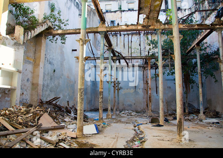 Interno di una casa in rovina in Havana Foto Stock