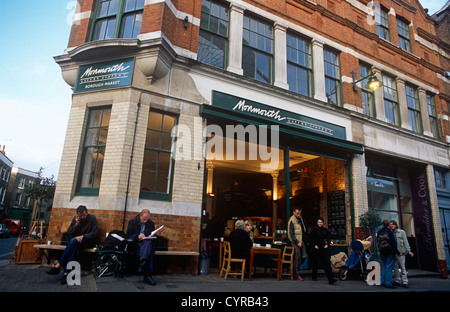 Il Borough Monmouth Coffee Company nel mercato di Borough, Southwark, Londra. Foto Stock