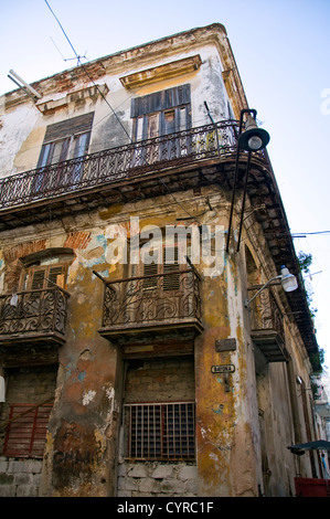 Dettaglio della facciata vintage in sgretolamento edificio avana Foto Stock