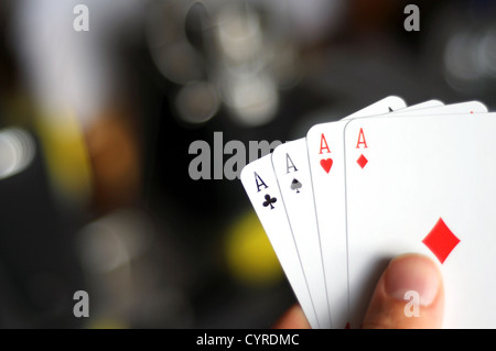 Mano e quattro assi che mostra il concetto di poker con copyspace Foto Stock