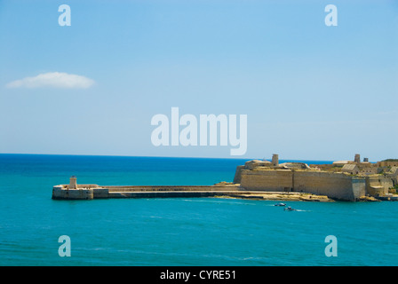 Faro con un fort, Ricasoli Lighthouse, Fort Ricasoli, Grand Harbour Valletta, Malta Foto Stock