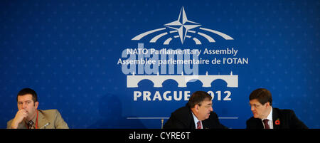 Presidente dell'Assemblea parlamentare della NATO Karl Lamers (centro) parla durante una conferenza stampa presso l annuale sessione dell Assemblea parlamentare della NATO a Praga, Repubblica Ceca, 9 novembre 2012. Nella foto a sinistra è il capo della delegazione ceca per l'Assemblea parlamentare della NATO Jan Hamacek, foto a destra è il segretario generale dell'Assemblea parlamentare della NATO David Hobbs. (CTK foto/Michal Kamaryt) Foto Stock