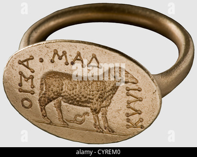 Un anello d'oro greco, V/IV secolo a.C. gambo rotondo pesante con una faccia di tenuta ovale finemente tagliata, raffigurante un ariete in piedi, con un serpente avvolto tra le gambe. La scritta recita: "Kali Damasio" in greco. Dimensioni della superficie di tenuta 15 x 22 mm. Peso 12.5 g. Anello di segnalazione di altissima qualità in perfetto stato di conservazione, storico, storico, mondo antico, mondo antico, tempi antichi, oggetto, oggetti, fermi, ritaglio, ritaglio, ritaglio, ritaglio, gioielli, gioielli, nobile, prezioso, diritti aggiuntivi-clearences-non disponibili Foto Stock