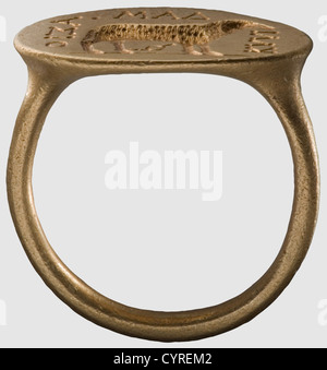 Un anello d'oro greco, V/IV secolo a.C. gambo rotondo pesante con una faccia di tenuta ovale finemente tagliata, raffigurante un ariete in piedi, con un serpente avvolto tra le gambe. La scritta recita: "Kali Damasio" in greco. Dimensioni della superficie di tenuta 15 x 22 mm. Peso 12.5 g. Anello di segnalazione di altissima qualità in perfetto stato di conservazione, storico, storico, mondo antico, mondo antico, tempi antichi, oggetto, oggetti, fermi, ritaglio, ritaglio, ritaglio, ritaglio, gioielli, gioielli, nobile, prezioso, diritti aggiuntivi-clearences-non disponibili Foto Stock