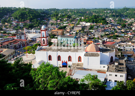 Messico, Veracruz, Papantla, viste sulla cattedrale Zocalo e degli edifici circostanti impostato tra gli alberi. Foto Stock