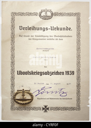 Karl-Friedrich Merten, un U-boat War Badge con 1941 documento di riconoscimento metallo non ferroso, dorato(strofinato), il perno di fissaggio leggermente piegato. Il documento datato 2 agosto 1941 e recante la sigla «Befehlshaber der Unterseeboote» con la firma del facsimile dell'allora Vice Ammiraglio Karl Dönitz. Ripiegato una volta, strappo sul bordo piccolo. Merten ricevette il distintivo di Guerra della U-boat il giorno dopo la sua prima pattuglia al comando di U-68, che durò dal 30 giugno al 1 agosto da Kiel a Lorient, storico, anni trenta, 20 ° secolo, marina, forze navali, militari, militaristi, ramo di servizio, rami di servizio, diritti aggiuntivi-clearences-non disponibili Foto Stock