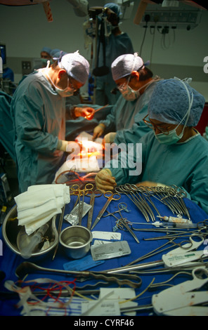 I chirurghi esegue chirurgia a cuore aperto durante una procedura presso la struttura sanitaria privata ospedale internazionale nel 1994, Glasgow. Foto Stock