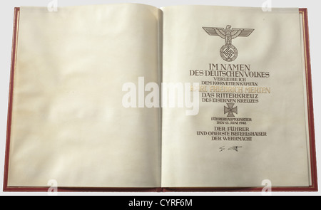 Karl Friedrich Merten, una Croce di Cavaliere alla Croce di ferro 1939, tra cui la citazione di premio e la cartella in pelle per il 13 giugno 1942 la Croce di Cavaliere in condizioni eccezionali con cornice in argento stampato '800' e un nucleo di ferro annerito, 49.1 x 48.8 mm. L'anello di sospensione argentato stampato '800' e '65' per Klein & Quenzer, Idar-Oberstein. Peso totale 31.21 g. Insieme ad una sezione di nastro non personalizzato di 74 cm di lunghezza nella custodia originale. Il LID s storico,storico,anni trenta,20 ° secolo,navy,forze navali,militari,militaria,ramo di servizio,rami di serv,diritti aggiuntivi-clearences-non disponibile Foto Stock