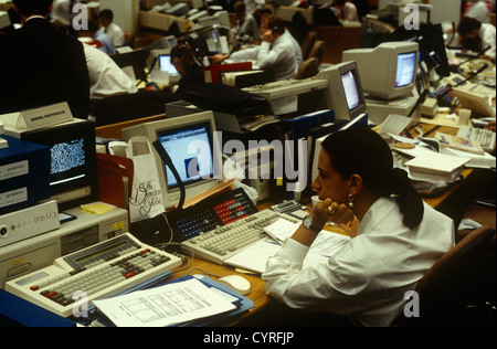 Un interno di scrivanie da ufficio e 90s i computer del currency trading floor della National Westminster Bank plc Foto Stock