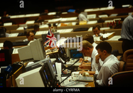 Un interno di scrivanie da ufficio e 90s i computer del currency trading floor della National Westminster Bank plc a Londra Foto Stock