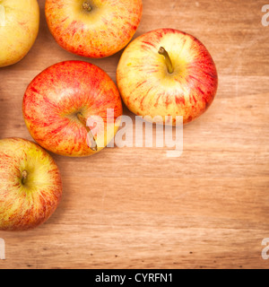 Appena raccolto le mele su una tavola di legno Foto Stock