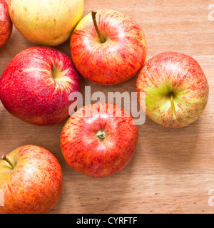 Appena raccolto le mele su una tavola di legno Foto Stock