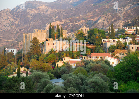 BELLAPAIS (BEYLERBEYI), Cipro del Nord. Una sera la vista sul borgo e abbey. 2009. Foto Stock