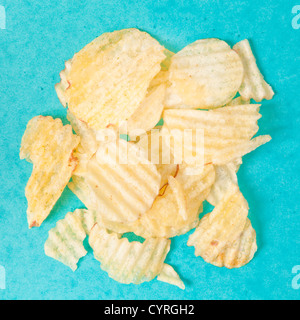 Crinkle cut potato chips su un vivace sfondo Foto Stock