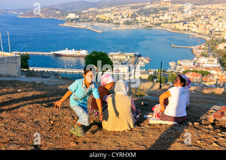 Picnic in famiglia nel tardo pomeriggio di sole su una collina sopra Kusadasi, costa Egea, Turchia Foto Stock