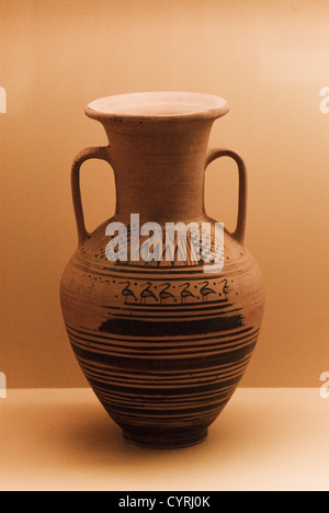 Close-up di un antico vaso in un museo, Stoa di Attalos, l'Antica Agorà di Atene, Grecia Foto Stock