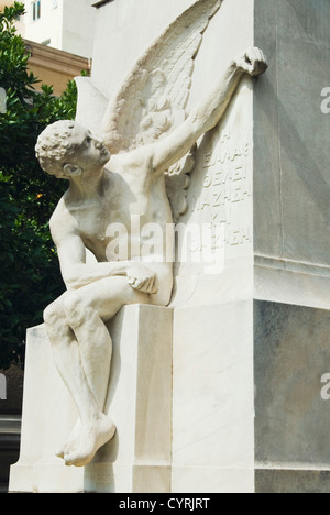 Basso angolo vista di una statua, Charilaos Trikoupis, vecchio parlamento, Atene, Grecia Foto Stock