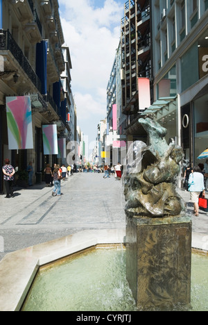 Fontana su una strada Ermou Street, Atene, Grecia Foto Stock