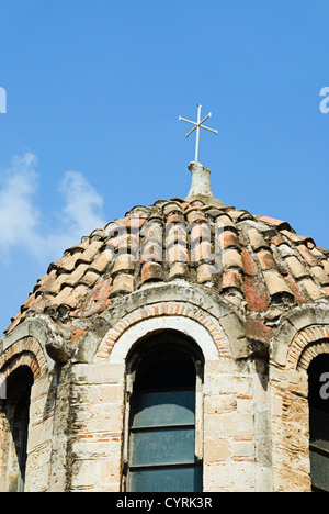 Angolo basso veduta di una chiesa, chiesa di Panaghia Kapnikarea, Atene, Grecia Foto Stock