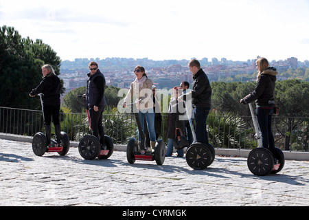 Gruppo di turisti in visita guidata di Madrid il Seqway tour, si affaccia Casa de Campo, Madrid, Spagna Espana Foto Stock