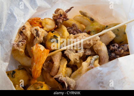 Fritto misto di pesce (polpi, calamari, gamberi e verdure) Foto Stock