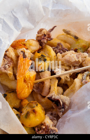 Fritto misto di pesce (polpi, calamari, gamberi e verdure) Foto Stock