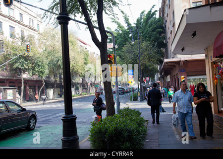 Avenida 20 de noviembre - una strada principale molto trafficata nel centro di Città del Messico DF Foto Stock