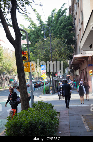 Avenida 20 de noviembre - una strada principale molto trafficata nel centro di Città del Messico DF Foto Stock