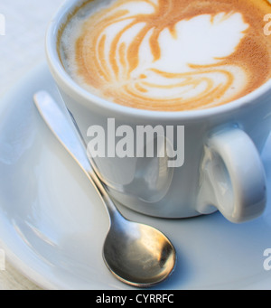 Tazza di caffè e cucchiaio closeup shot Foto Stock