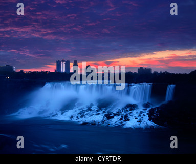 Cascate del Niagara e le Cascate Americane al mattino presto preso da Ontario Canada e guardando verso le Cascate del Niagara New York, Stati Uniti d'America Foto Stock