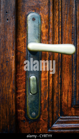 Vecchia porta di legno con maniglia di close-up Foto Stock