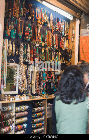 I clienti di shopping in una gioielleria, New Delhi, India Foto Stock