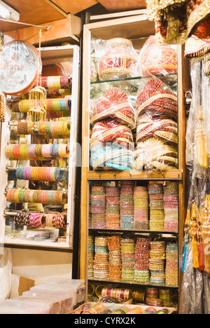 Gioielli e turbanti in un negozio, New Delhi, India Foto Stock