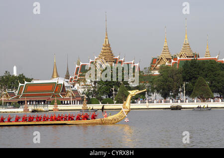 9th, novembre 2012. Bangkok, Tailandia. Oltre 2.000 canottieri in 52 chiatte hanno preso parte alla processione da Va Su Kri pier di Wat Arun tempio , che si è tenuto per la prima volta in cinque anni e presieduta dal Principe Ereditario Maha Vajiralongkorn,. Il Royal Barge processione al presente il Royal Kathin Cerimonia in una parte della celebrazione in occasione propizia di Sua Maestà il Re della ottantacinquesimo compleanno anniversario il 5 dicembre 2012. Foto Stock