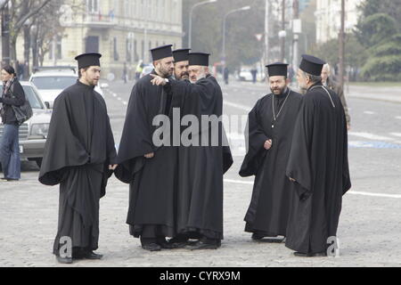 Sofia, Bulgaria. 9 Nov, 2012. Gruppo di sacerdoti ortodossi fanno il loro cammino nella cattedrale di Alexander Nevski nel centro di Sofia, a pagare il loro rispetto per il compianto Patriarca Maxim di Bulgaria. Maxim guidare la sua chiesa per un record di 41 anni ed è deceduto il 6 novembre, di anni 98. Credito: Johann Brandstatter / Alamy Live News Foto Stock