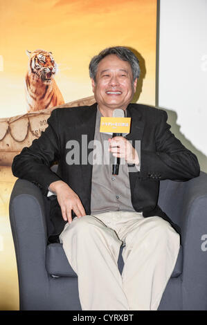 Ang Lee, Oscar Award winning motion picture director, assiste il ritmo e tonalità Studios (R&H) cerimonia di apertura dei loro nuovi effetti visivi film studio, Kaohsiung, Taiwan, Venerdì, 9 novembre 2012. Uno dei primi studi del suo genere in tutto il mondo, il ritmo e la tonalità di colore Studios previsto per gli effetti speciali di Ang Lee al film più recente, "Vita di Pi" che sarà rilasciato pubblicamente il 21 novembre 2012. Il ritmo e la tonalità di colore Studios ha fornito effetti speciali visivi per oltre 150 grandi film cinematografici e ha vinto il premio dell'Accademia per Babe nel 1995 e "The Golden Compass" nel 2008. Foto Stock