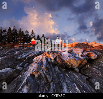 Un tramonto tempestoso getta luce drammatica oltre il robusto costa del mare ai piedi del Pemaquid Point Lighthouse, Bristol Maine, Stati Uniti d'America Foto Stock