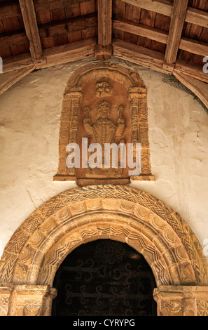 Una vista della porta normanna arch e scultura di nicchia presso la chiesa di St Mary a Haddiscoe, Norfolk, Inghilterra, Regno Unito. Foto Stock