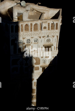 Edificio tradizionale in ombra, Sanaa, Yemen Foto Stock