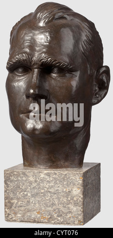 Josef Thorak (1889 - 1952), un busto in bronzo a grandezza naturale di Rudolf Heß Bronze con bella patina marrone scuro. Senza firma e senza marchio di fonderia. Altezza 36 cm. Su base in marmo chiaro, altezza totale 48,5 cm. Creato tra il 1935 e il 1940. In tutti i dettagli identici al busto firmato Heß di Thorak dalla fonderia Brandstetter di Monaco, venduto da Hermann Historica all'asta 58, lotto 3089, per circa 15.000 euro. Presumibilmente si tratta del primo progetto che non era destinato alla vendita. Josef Thorak era, a parte Arno Breker, il più importante scultore del Terzo Reich. Prima della guerra, Foto Stock