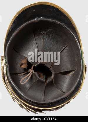 Un casco imperiale e reale Trabanten Life Guard, secondo le norme del 1904 teschio di lamiera stagnata, verniciato nero. Finiture dorate, rivestimento interno in pelle. Le rosette laterali con la sigla 'FJI' sono finemente tritate. Punta alta, a forma di balaustra. Altezza 32 cm. Una copertura della testa estremamente rara per questa unità di guardia dell'imperatore d'Austria e re di Ungheria,storico,1900,XX secolo,Imperiale,Austria,austriaca,monarchia del Danubio,Impero,oggetto,oggetti,fermi,clipping,ritaglio,ritaglio,ritaglio,taglio-out,casco,caschi,testa,diritti aggiuntivi-clearences-non disponibili Foto Stock